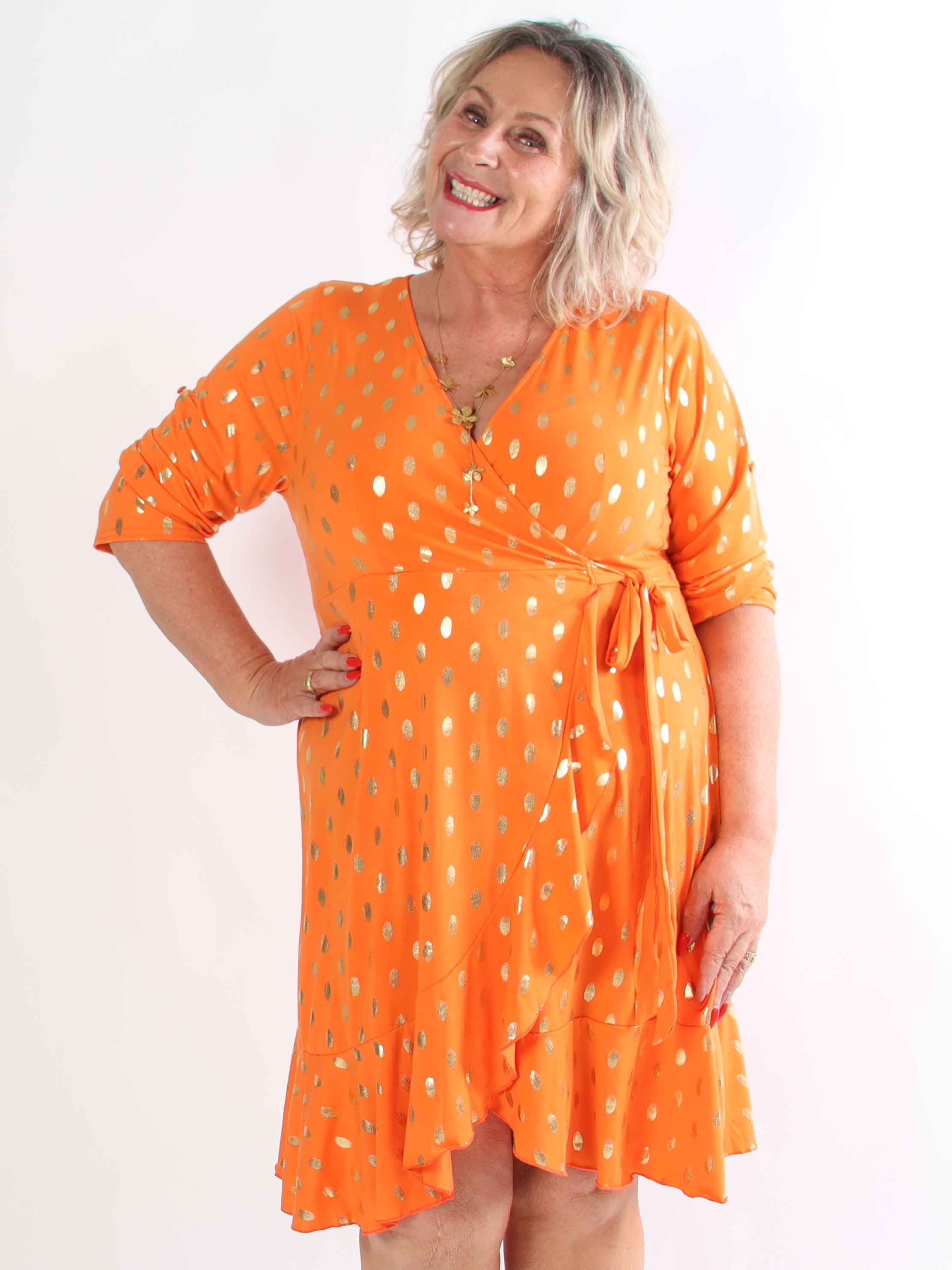 Savina Gold - Elastisk plus size klänning i omlott-look med guldprickar